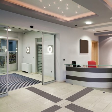 Franja podotáctil autoadhesiva de poliuretano con 3 nervios